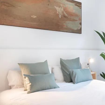 Charming Renovated Apt Minutes From The Center Barcelona