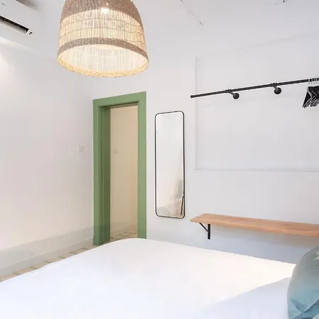 Charming Renovated Apt Minutes From The Center Apartment