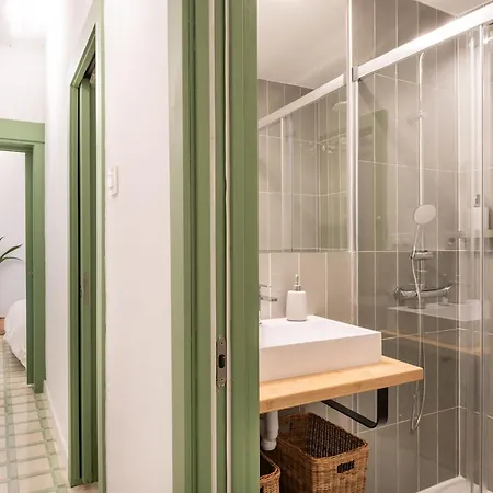 Charming Renovated Apt Minutes From The Center Barcelona