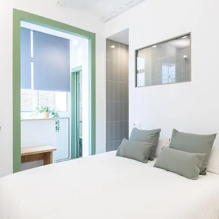 Charming Renovated Apt Minutes From The Center Barcelona