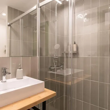 Charming Renovated Apt Minutes From The Center Barcelona
