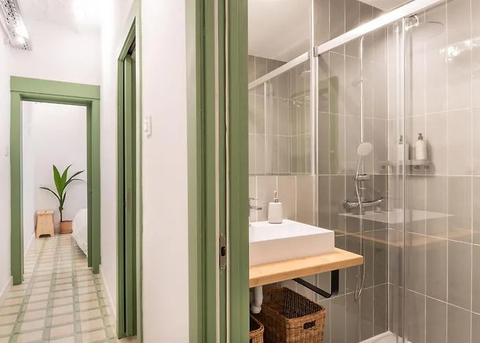 Charming Renovated Apt Minutes From The Center Barcelona