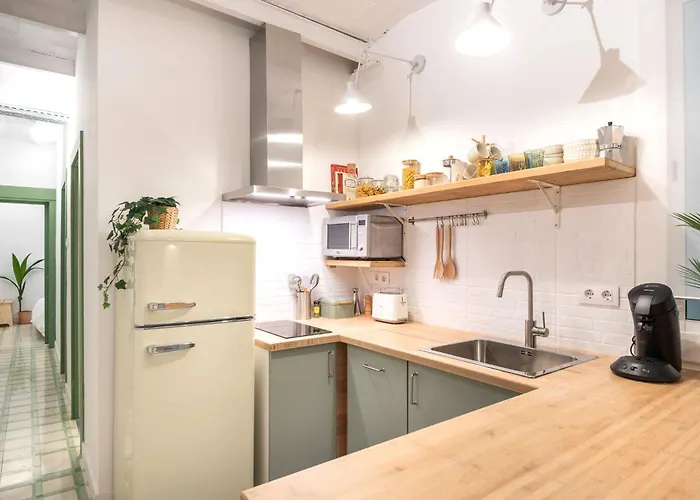 Charming Renovated Apt Minutes From The Center *