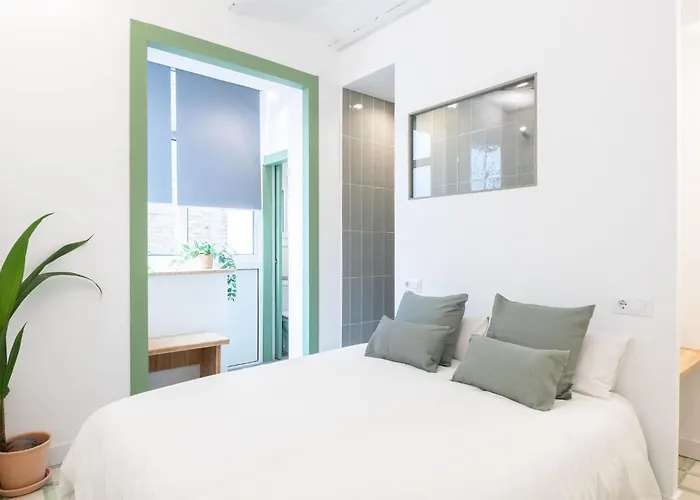 Charming Renovated Apt Minutes From The Center Barcelona
