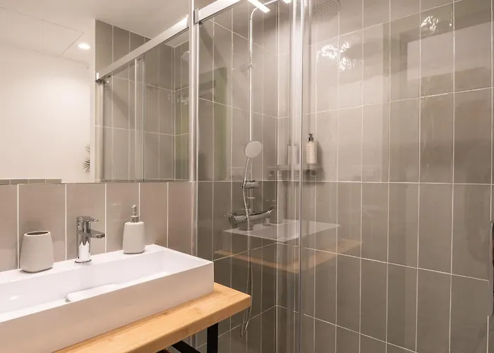 Charming Renovated Apt Minutes From The Center Barcelona